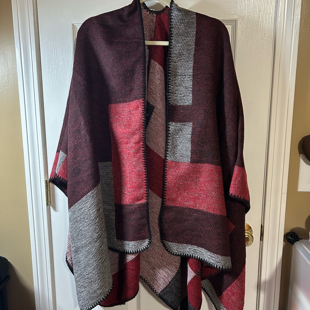 Chic Red And Gray Patterned Poncho - image 2